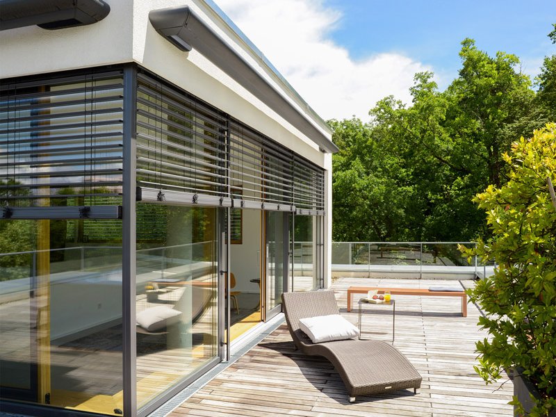 elero Works With medioa® - Smart Home living Haus aussen mit Jalousie